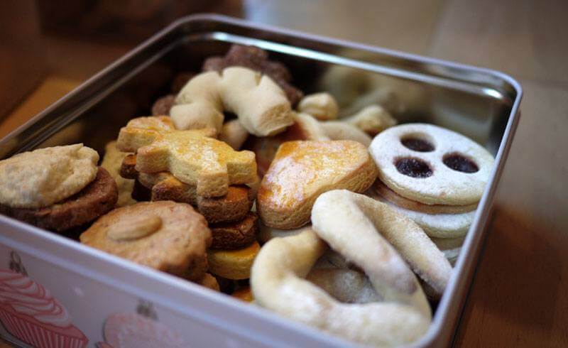 Making Christmas cookies with children